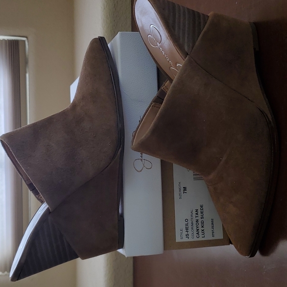 Jessica Simpson never worn brown wedge size 7 - Picture 2 of 2
